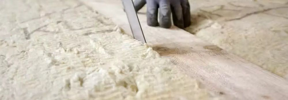 Eine Person schneidet einen Dämmstoff von ROCKWOOL zu